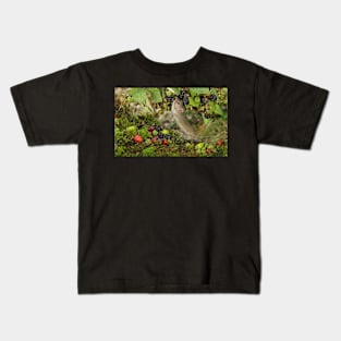 Little mouse nibbling the brambles Kids T-Shirt